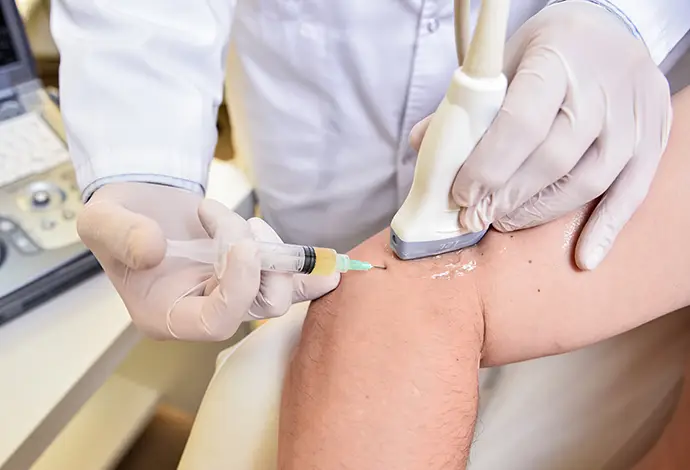 doctor administering Platelet-Rich Plasma (PRP) Therapy in St. Louis MO